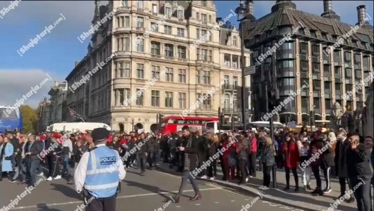 VIDEO/ ‘Shqiptarët po pushtojnë parlamentin britanik’, mijëra emigrantë kërkojnë dorëheqjen e Suella Braverman