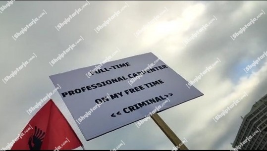 VIDEOLAJM/ ‘Me kohë të plotë marangoz, ‘kriminel’ në kohën e lirë’, ironia e shqiptarëve në protestën në Londër
