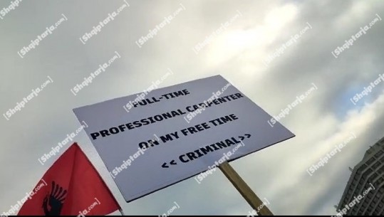  ‘Me kohë të plotë marangoz, ‘kriminel’ në kohën e lirë’, ironia e shqiptarëve në protestën në Londër
