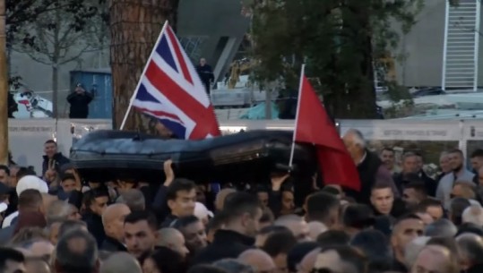 FOTOLAJM/ Në protestën e opozitës ironizohet me emigrimin e shqiptarëve, gomonia me flamur britanik dhe shqiptar