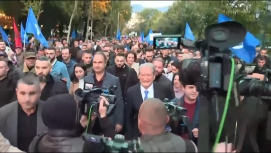 I shoqëruar nga Boçi dhe Bylykbashi, Berisha lë selinë blu, niset në këmbë drejt Kryeministrisë 