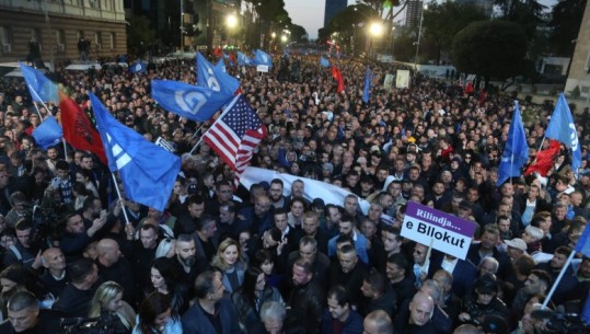 Protesta e Berishës, kush janë deputetët e grupit të Alibeajt që janë para Kryeministrisë