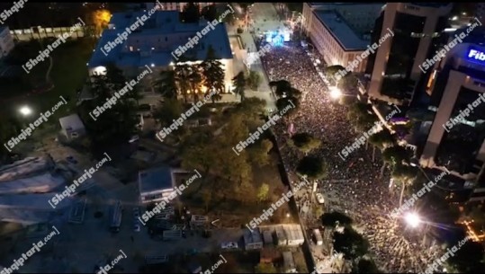 Report Tv sjell pamje me dron nga protesta e Berishës, disa mijëra protestues në bulevard (VIDEO)