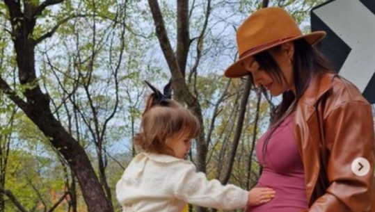 Aktorja e njohur e humorit nënë për herë të dytë, poston foton e ëmbël