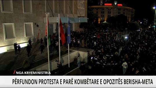 Protestuesit çajnë kordonin e policisë, hedhin bojë të kuqe në Kryeministri dhe ndezin qirinj