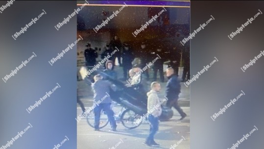 VIDEOLAJM/ Qytetarët tërheqin me biçikletë gomonen, ‘simbol’ të protestës së Berishës e Metës