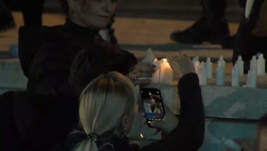 PROTESTA/ Sali Berisha ndez qirinj mbi monumentet e protestuesve të vrarë në 21 Janar