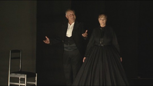 Drama ‘Mbyllja e Dashurisë’, premierë në Korçë! Marrin pjesë aktorët e njohur Luiza Xhuvani dhe Vasjan Lami, regjisori francez