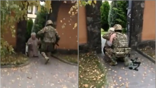 VIDEO prekëse/ Nipi ushtar kthehet nga lufta pasi çliroi Kherson, e ulur në gjunjë gjyshja shpërthen në lot, e ‘mbyt’ me përqafim