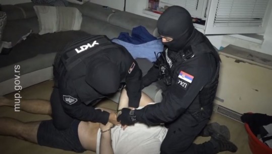 17 arrestime në Beograd, kishin plan për të vrarë zyrtarët më të lartë të shtetit! VIDEO nga operacioni, momenti kur 'maskat' iu vënë prangat