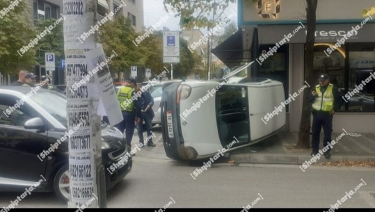 FOTO/ Aksident në Tiranë, makina përfundon një lokal, tjetra përmbyset në rrugë