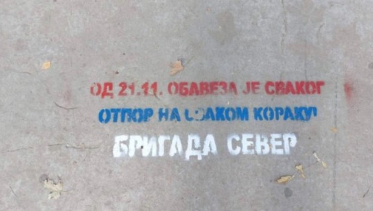 Në Mitrovicë të Veriut shfaqen grafite për “rezistencë” ndaj vendimit për targat