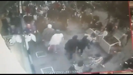 VIDEO/ Njerëz të shtrirë përtokë që bërtasin të frikësuar, pamje nga momenti i shpërthimit në Stamboll