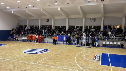 VIDEO/ Ndeshje e denjë për NBA, Besëlidhja e basketbollit mund Tiranën në kryeqytet! Trajneri bardheblu përplaset me arbitrat dhe del jashtë