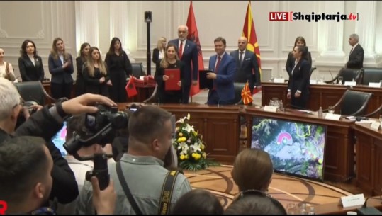 Mbledhja e dy qeverive, nënshkruhen në Shkup 21 marrëveshjet mes Shqipërisë dhe Maqedonisë së Veriut (VIDEO)