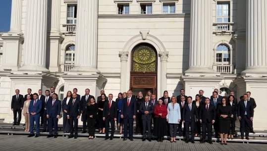 Përfundon mbledhja e dy qeverive në Shkup, kabinetet qeveritare bëjnë foto familjare (VIDEO)