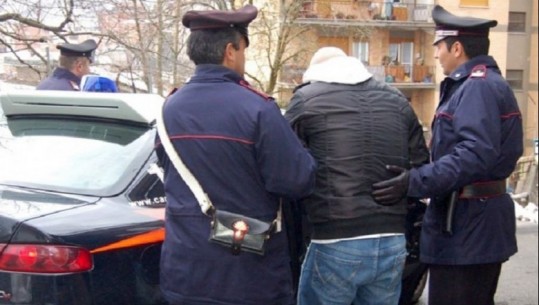 Frenoi papritur kur kaloi pranë policëve, arrestohet 49 vjeçari shqiptar në Itali, i zbulohen doza kokaine në xhep, mbante dhe armë në shtëpi