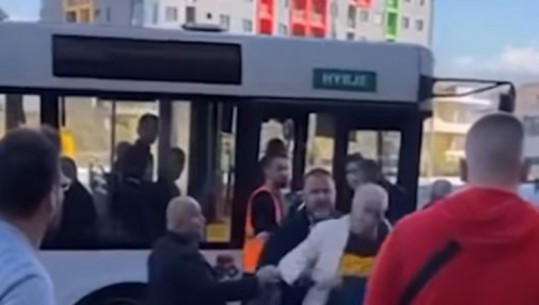 VIDEO/ E tërheqin me forcë nga xhaketa dhe e gjuajnë me shpulla! Dhunohet një i moshuar në Tiranë  