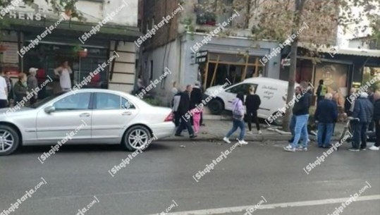 VIDEOLAJM/ Shoferja humb kontrollin në Durrës, makina gati futet brenda dyqanit