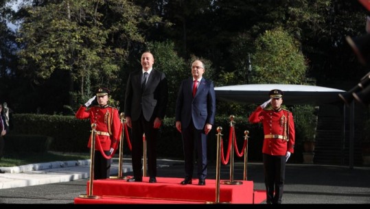 Presidenti azer për herë të parë në Tiranë, pritet nga Begaj: Të gatshëm t’ju ndihmojmë për infrastrukturën e gazit! Begaj: Shqipëria të krijojë infrastrukturën e gazifikimit