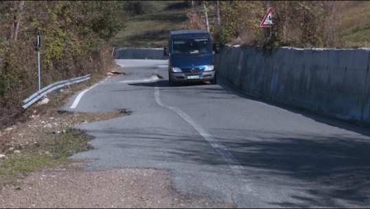 Erozioni dëmton rrugën nacionale Kukës-Peshkopi, drejtuesit e mjeteve: Shqetësim i madh, në dimër do bëhet edhe më problem