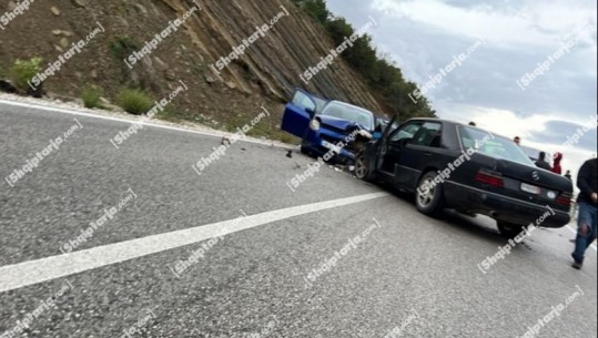 Aksident në Vlorë, dy të plagosur pas përplasjes së dy automjeteve, shoferi i ‘Fiat’-it ia mbath nga vendngjarja, policia në ndjekje të tij