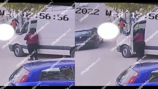 Shkozë/ Shoferi i furgonit po shkarkonte mallrat, një person i vjedh patentën dhe lekët që kishte në portofol (VIDEO)