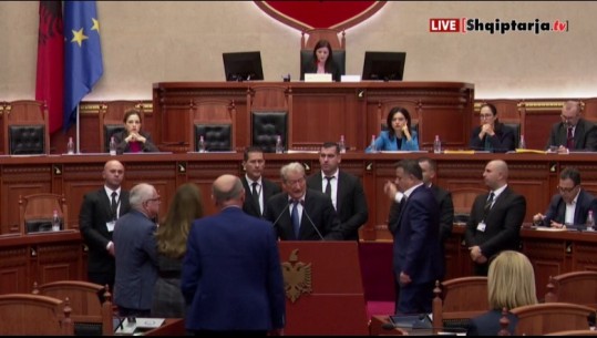VIDEO/ Pezullohet seanca plenare, Berisha bllokon foltoren e Kuvend