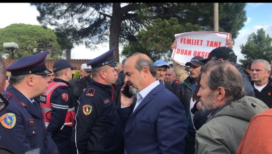 Protesta kundër traut në Parkun e Divjakës, nën hetim kreu i PD Lushnjë, Eduart Sharka dhe 4 të tjerë, policia: Nuk ju bindën efektivëve, bllokuan rrugën