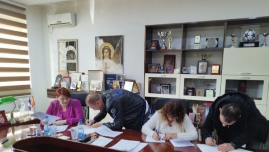 Serbia lidh kontrata pune me serbët e dorëhequr në Kosovë