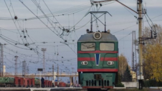 Fillon lidhja hekurudhore me Kherson, niset sot treni i parë