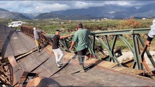 Delvinë/ Banorët rrezikojnë jetën mbi urën e shembur, 'zvarriten' për ta kaluar: S’çojmë fëmijët në shkollë se na mbyten në lumë