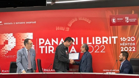Panairi i Librit 2022/ Veliaj i jep çmimin e autorit më të mirë shkrimtarit Zija Çela: Ndihem mirë që bashkia ishte sponsor kryesor