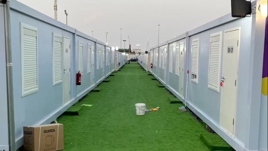 ‘Pagova 185 £ nata në Katar për një dhomë si burgu i Suedisë’, tifozët të zhgënjyer! VIDEO-Brenda dhomave që duket si kamp karantine