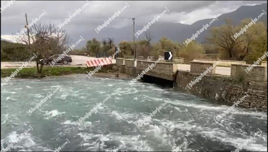 Reshjet intensive të shiut lënë pa energji elektrike disa fshatra në Gjirokastër, pezullohet lundrimi për mjetet detare në portin e Sarandës