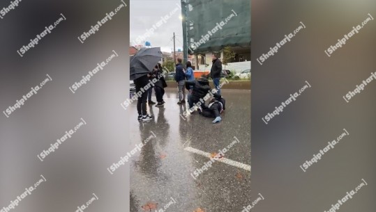 ‘Thërrisni ambulancën’, makina përplas qytetarin në Tiranë, i moshuari i shtrirë në mes të rrugës  (VIDEO)