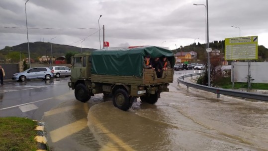 Moti i keq/ Ushtria në terren te Harku i Bërdicës, disa makina nën ujë! Peleshi: Po mbushen rezervat, por sfidë përballja me to