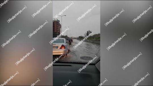 'Të ulet shpejtësia', pjesë të autostradës Durrës-Kavajë mbulohen nga uji, vështirësi në qarkullim deri në Urën e Dajlanit