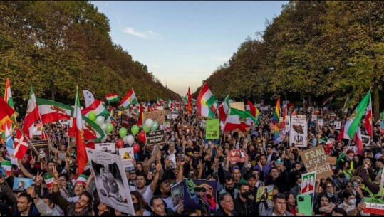 Demonstratat në Iran për vdekjen e 22-vjeçares, të paktën 3 të vrarë në protesta! Numri total i viktimave shkon në 326 