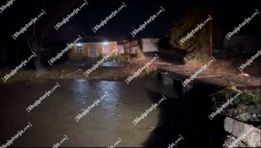 Evakuohet një familje në Lezhë, banesa e rrethuar nga uji rrezikon përmbytjen (VIDEO)