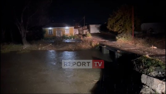 Evakuohet një familje në Lezhë, banesa e rrethuar nga uji rrezikon përmbytjen