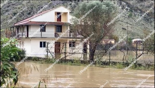VIDEO/Lumi Gjadër del nga shtrati në Lezhë, prezencë uji në disa shtëpi! Banorët: Jemi të friksuar, situatë që ndodh çdo vit