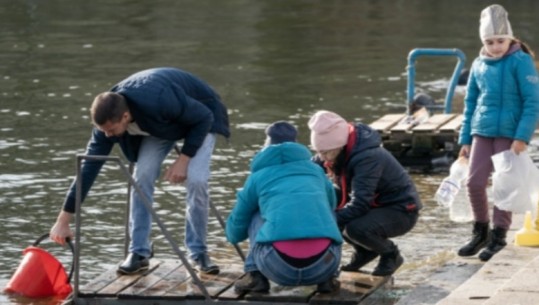 Banorët në Kherson detyrohen të pinë ujë nga lumi Dnipro për të mbijetuar