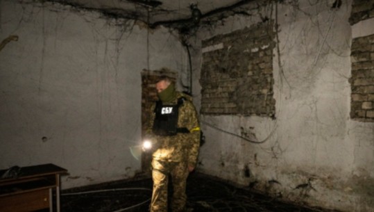 Zyrtarët ukrainas: Janë gjetur ‘shkopa gome dhe plumba’ në katër vende torturash në Kherson