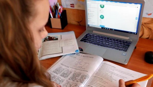 Letonia planifikon të heqë gjuhën ruse nga lëndët shkollore