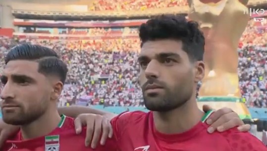 VIDEOLAJM/ Futbollistët e Iranit ‘refuzojnë’ të këndojnë himnin! Pamjet bëhen virale, mund të përballen me pasoja të rënda