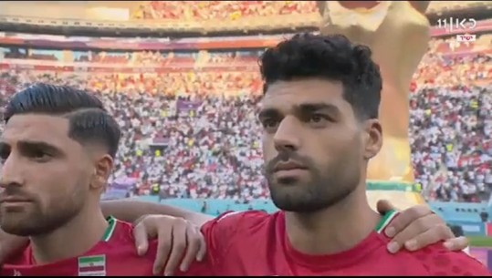 Futbollistët e Iranit ‘refuzojnë’ të këndojnë himnin! Pamjet bëhen virale, mund të përballet me pasoja të rënda