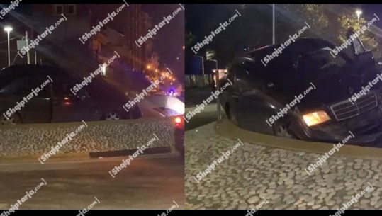 VIDEOLAJM/ Aksident në rrugën transballkanike në Vlorë, plagosen tre persona, njëra prej makinave përfundon në rrethrrotullim