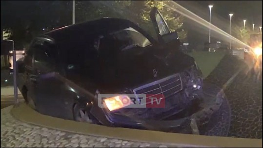 Aksident në rrugën transballkanike në Vlorë, plagosen dy persona, njëra prej makinave përfundon në rrethrrotullim