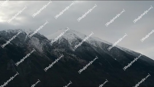 Zbardhen majat e maleve në bjeshkë, bie dëborë në malin e Gjallicës dhe Koretnikut (VIDEO)